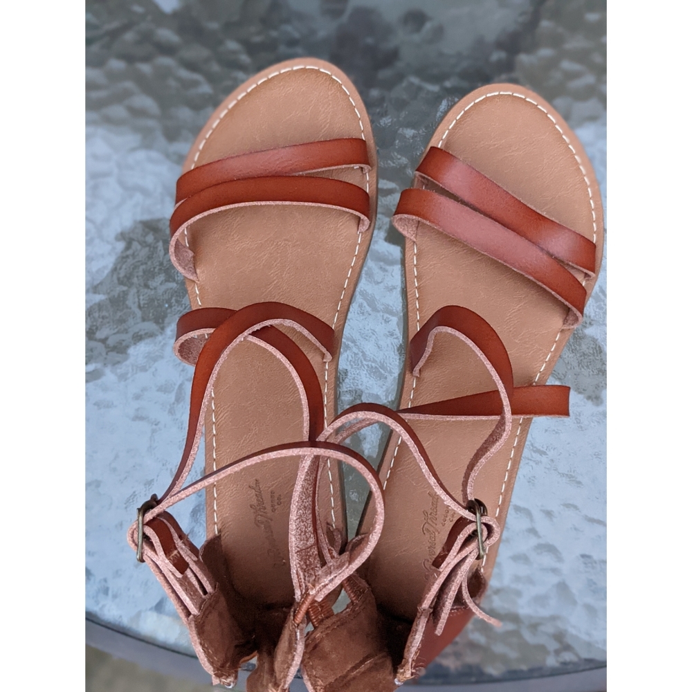 NWOT Zip up strappy flat sandals, brown 7.5